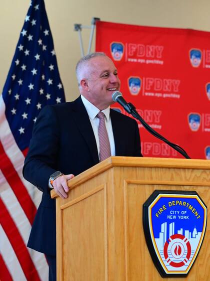 Tucker asumió la responsabilidad del puesto número 35 en la historia del departamento durante agosto de 2024, tras su designación por parte de Adams