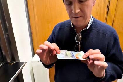 Tucker Carlson entró a una cueva a cambiar dólares y se sorprendió con la cantidad de fajos de pesos que le dieron: "¡Soy rico!"