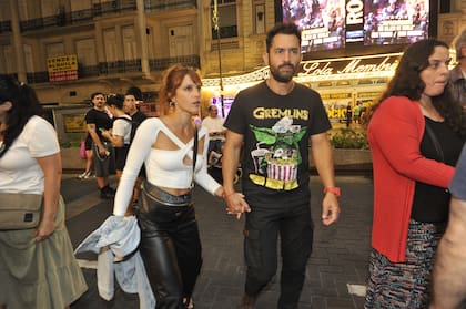 Tucu López, ex de Sabrina Rojas, llegó al teatro con su novia, la actriz y locutora Noe Antúnez, de quien es amiga hace mucho tiempo. "Es un ser humano espectacular que me está dando un momento espectacular en mi vida. Estoy pasando un lindo presente sentimental”, dijo él a una revista