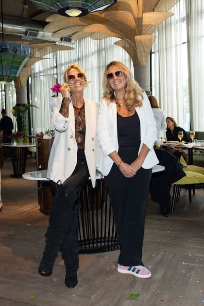 Tucu y Milagros Resta, colegas interioristas, bromearon por lo parecidos que eran sus looks.