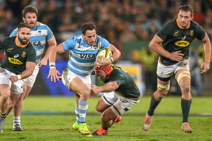 Tuculet avanza con la pelota, en el partido de este sábado que los Pumas perdieron ante Springboks, en Sudáfrica.