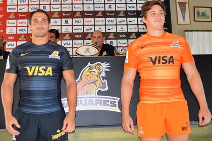 Tuculet y Lezana con las nuevas camisetas que los Jaguares utilizarán en el próximo campeonato