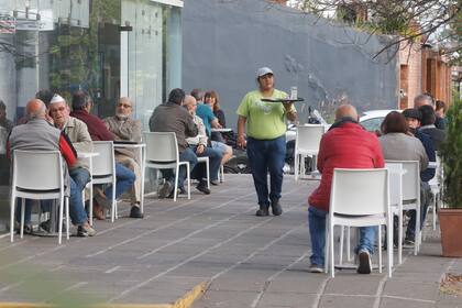 Tucumán habilitó los bares y restaurants al aire libre