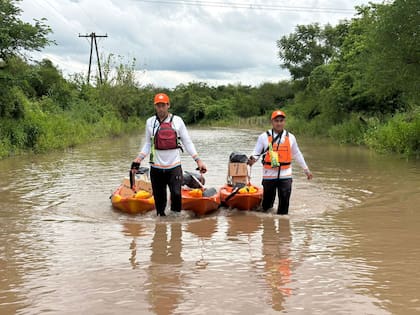 Tucumán: Los voluntarios que llegan a donde no aparece el gobierno