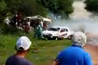 Un piloto perdió el control de su auto en plena carrera y atropelló a un fotógrafo
