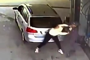 Una playera fue salvajemente atacada por una mujer que no quería esperar su turno para cargar nafta