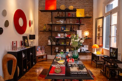 Tuket Vintage, el concept store que inauguró Andrea "Tucu" Martínez en el primer piso del Pasaje Libertad, reúne objetos de diseño, arte y moda.