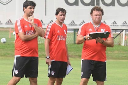 Tulbovitz (derecha) junto a parte del cuerpo técnico de Marcelo Gallardo