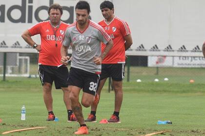 Tulbovitz (izquierda) junto a Biscay y una especial atención con Ignacio Scocco