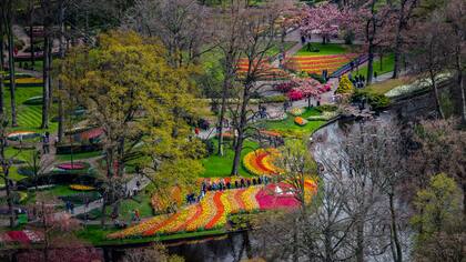 Turistas visitan el jardín de primavera de Keukenhof en Lisse