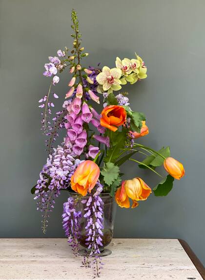 Tulipanes y dedaleras, un arreglo sureño.