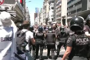 La Policía se enfrentó con manifestantes en la avenida Corrientes: seis detenidos