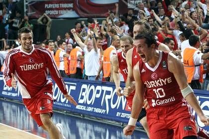 Tunceri, el héroe turco, festeja el doble agónico