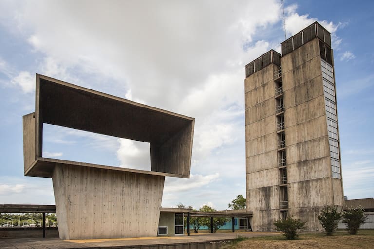 El túnel subfluvial Raúl Uranga-Carlos Sylvestre Begnis, que une Santa Fe y Paraná, opera actualmente con normalidad. Tiene una longitud de casi tres kilómetros y una profundidad de hasta 32 metros bajo el nivel del río.