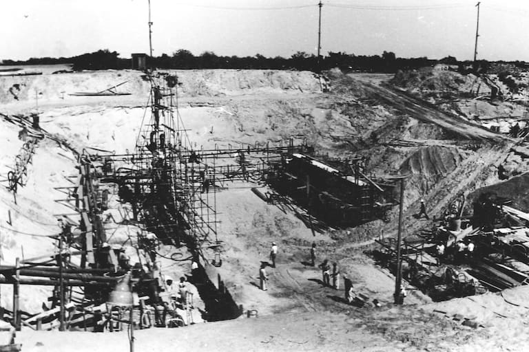 La construcción del túnel en sus comienzos. Tapa del diario El Litoral del 3 de febrero de 1962, destacando la inauguración de las obras y el discurso de apertura del presidente Arturo Frondizi.