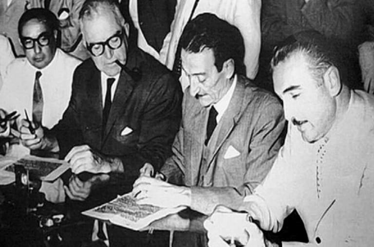 El 15 de junio de 1960, Carlos Sylvestre Begnis (a la izquierda), gobernador de Santa Fe, y Raúl Uranga (a la derecha), gobernador de Entre Ríos, firman el acuerdo para la construcción del Túnel Subfluvial.