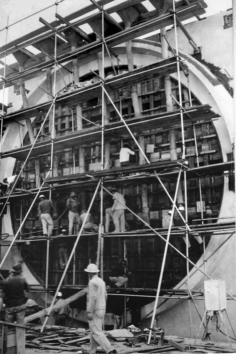 La construcción de los tubos en el dique seco se realizaba en tres etapas: construcción de la parte inferior, construcción de la losa de la calzada y construcción de la parte superior.