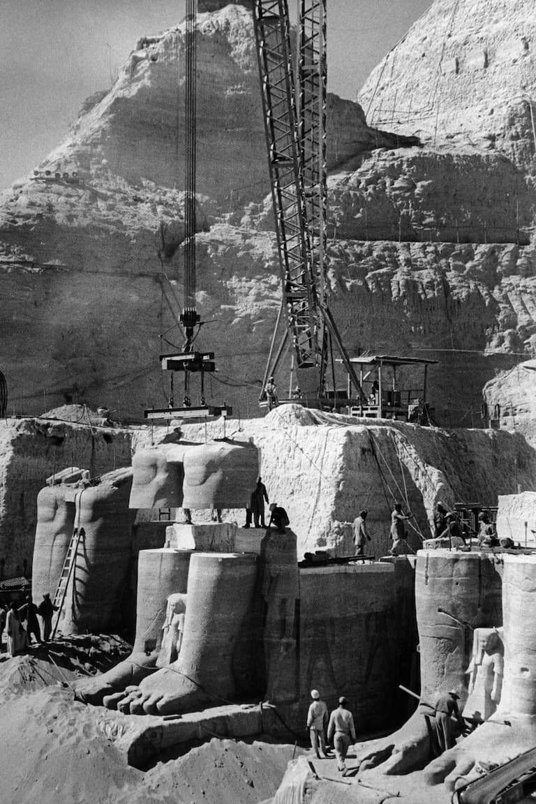 El traslado de Abu Simbel (1964-1968) fue una monumental operación de la UNESCO que salvó los templos de Ramsés II y Nefertari de ser sumergidos por el lago Nasser tras la construcción de la represa de Asuán. El templo fue cortado en más de 1.000 bloques, trasladado 65 metros más arriba y 200 metros tierra adentro. La empresa Hochtief AG fue la encargada de la operación de traslado.