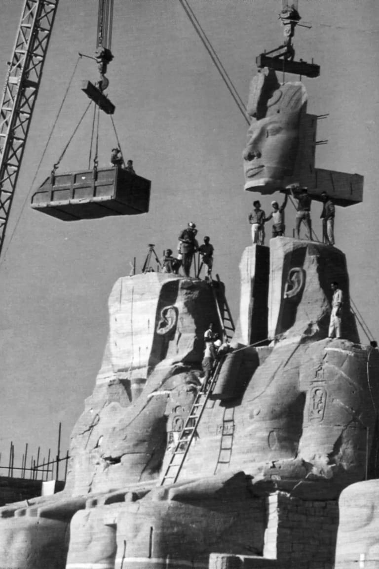 El traslado de Abu Simbel (1964-1968) fue una monumental operación de la UNESCO que salvó los templos de Ramsés II y Nefertari de ser sumergidos por el lago Nasser tras la construcción de la represa de Asuán. El templo fue cortado en más de 1.000 bloques, trasladado 65 metros más arriba y 200 metros tierra adentro. La empresa Hochtief AG fue la encargada de la operación de traslado.
