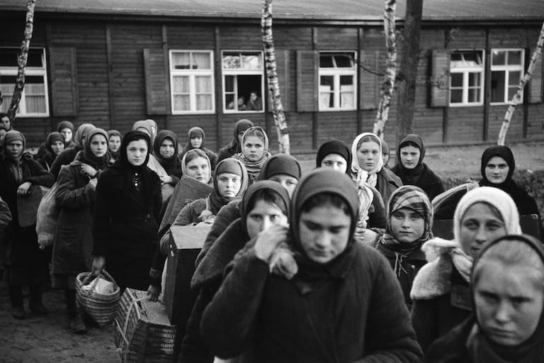 Un grupo de trabajadoras forzadas soviéticas llegando a Berlín en diciembre de 1942