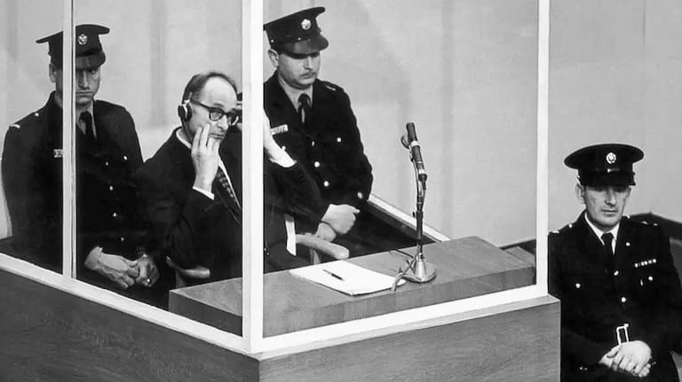 El criminal de guerra nazi Adolf Eichmann durante el juicio en Jerusalén (1961), acusado de ser uno de los principales organizadores del Holocausto y responsable directo de la "solución final", principalmente en Polonia.