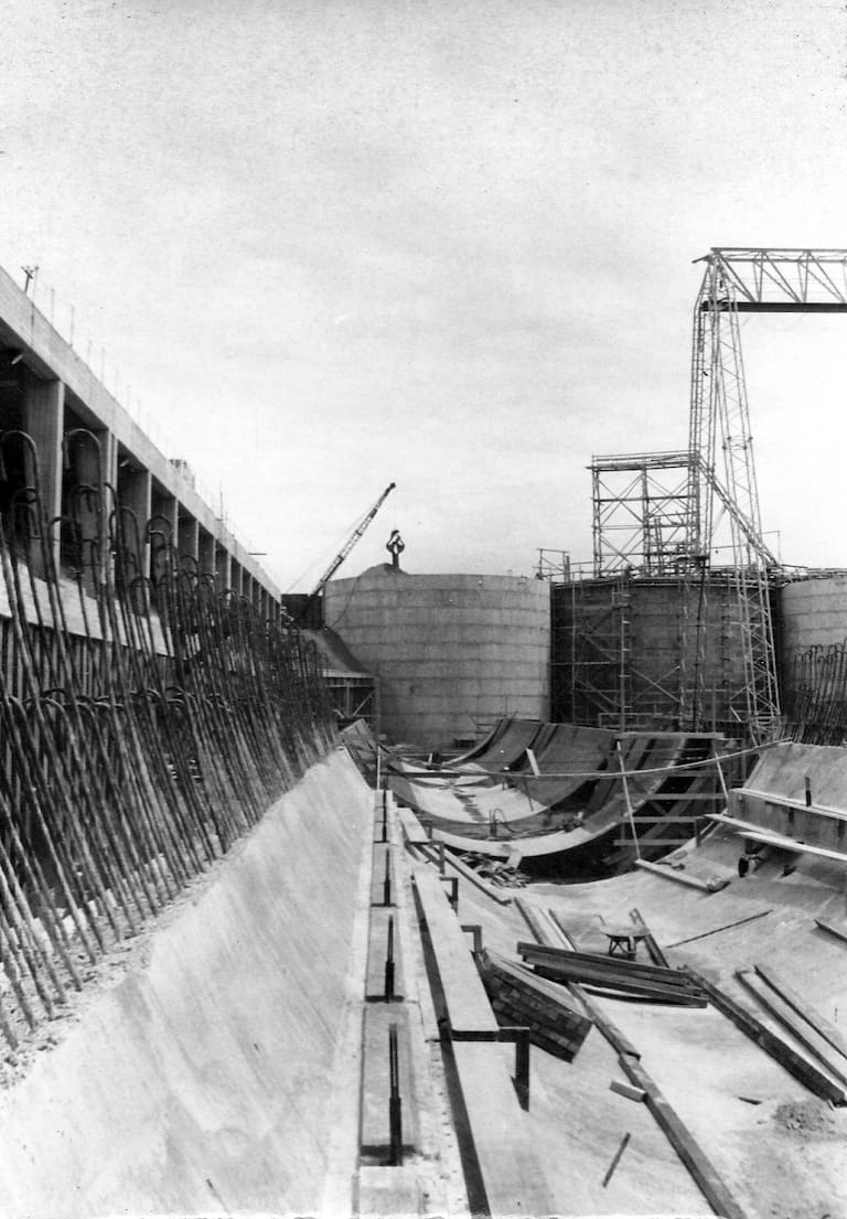 La construcción de los tubos en el dique seco se realizaba en tres etapas: construcción de la parte inferior, construcción de la losa de la calzada y construcción de la parte superior.