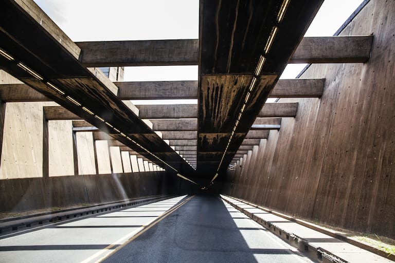 El túnel subfluvial Raúl Uranga-Carlos Sylvestre Begnis, que une Santa Fe y Paraná, opera actualmente con normalidad. Tiene una longitud de casi tres kilómetros y una profundidad de hasta 32 metros bajo el nivel del río.