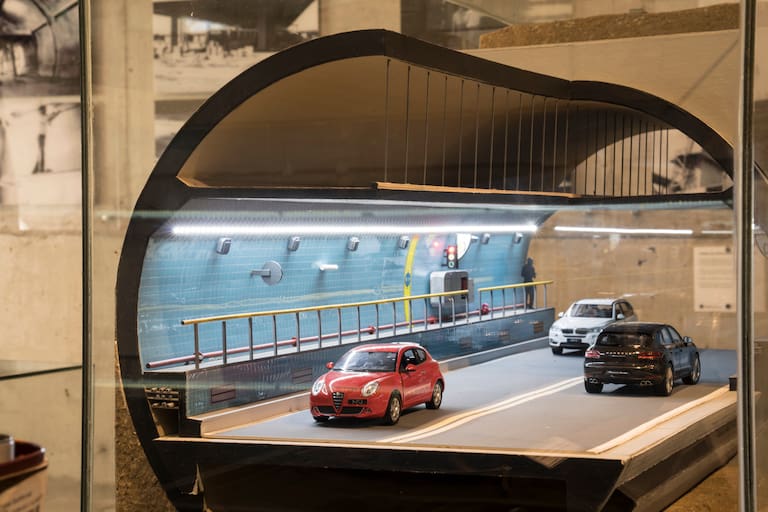 El túnel subfluvial Raúl Uranga-Carlos Sylvestre Begnis, que une Santa Fe y Paraná, opera actualmente con normalidad. Tiene una longitud de casi tres kilómetros y una profundidad de hasta 32 metros bajo el nivel del río.