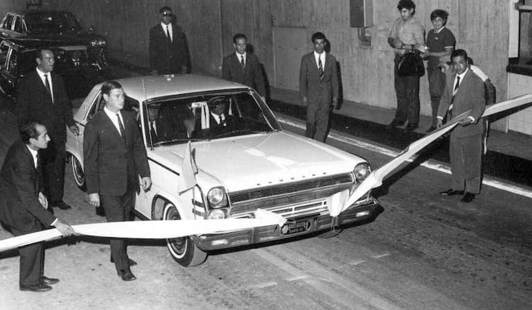 El 13 de diciembre de 1969, el presidente de facto Juan Carlos Onganía cortó la cinta junto a los gobernadores de Santa Fe y Entre Ríos.