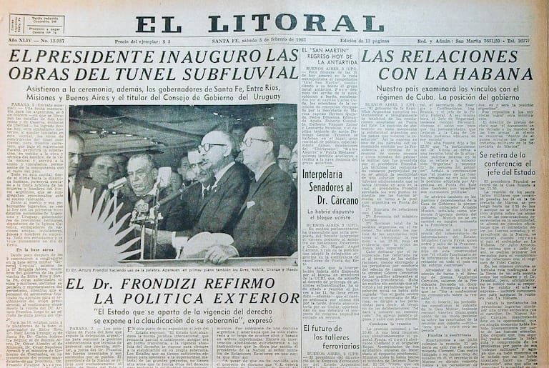 La construcción del túnel en sus comienzos. Tapa del diario El Litoral del 3 de febrero de 1962, destacando la inauguración de las obras y el discurso de apertura del presidente Arturo Frondizi.