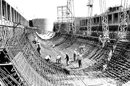 El 15 de junio de 1960, los gobernadores de Entre Ríos y Santa Fe, Raúl Uranga y Carlos Sylvestre Begnis respectivamente, se encuentran para firmar el tratado interprovincial que dispone la construcción del Túnel Subfluvial , estableciendo que los gastos demandados por la construcción fueran atendidos en partes iguales por ambos gobiernos. El mismo se llamaría Hernandarias en honor a Hernando Arias de Saavedra, primer gobernador criollo del Río del Plata