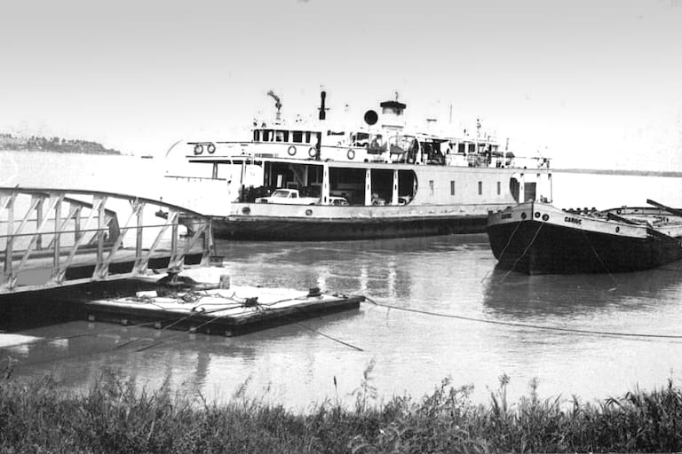 La Maroma era la embarcación que se utilizaba para cruzar los autos de orilla a orilla antes de la existencia del túnel. Tardaba alrededor de 50 minutos, sin contar las esperas de embarco y desembarco.