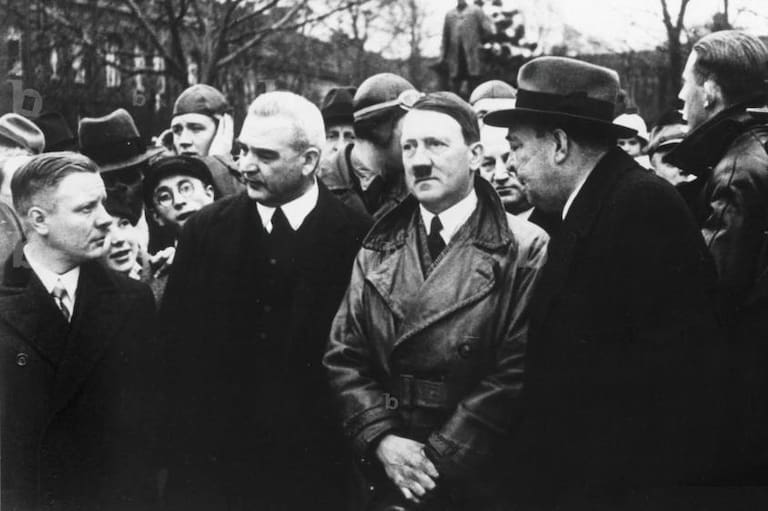 La sede de la empresa Hochtief en Opernplatz, Essen, Alemania. Albert Vögler, hermano del CEO Eugen Vögler y también partícipe en la empresa, a la izquierda de Adolf Hitler. A partir de 1932, Albert Vögler financió abiertamente al Partido Nazi. Desde 1940 en adelante, estuvo muy involucrado en la fabricación de municiones y actuó como asesor científico no oficial de Hermann Göring. El 14 de abril de 1945, para evitar ser capturado por el ejército norteamericano, Vögler se suicidó ingiriendo una pastilla de cianuro.