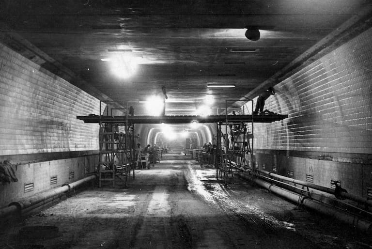 Distintas etapas de la construcción del túnel subfluvial. La obra duró casi 8 años, de febrero de 1962 a diciembre de 1969.