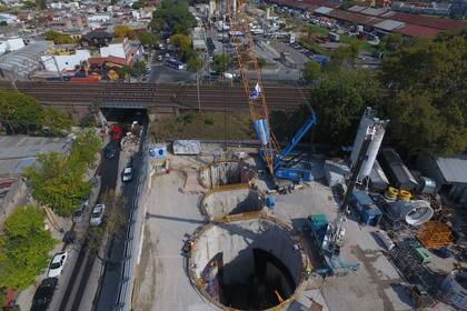 El trazado atraviesa un entorno densamente poblado, por lo cual el túnel será construido por debajo del nivel freático, a una profundidad variable entre 14 y 24 metros