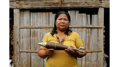 Tuoi Bounmy Sidavong, de 43 años, sosteniendo una bomba lanzada por la Fuerza Aérea de EE.UU. durante la guerra de Vietnam, en el pueblo de Ban Napia en la provincia de Xieng Khouang, Laos