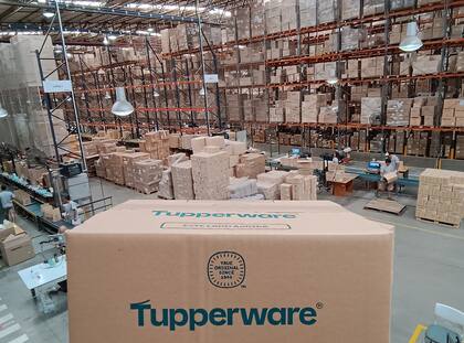 Tupperware cuenta con un depósito en Del Viso, desde donde se preparan todos los envíos