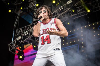 En la tarde del sábado, con unos anteojos aviadores, Joaquín Levinton quiso jugar a ser Freddie Mercury por un rato en el show de Turf. “Eo”, dijo al público que le respondió con un: “eoooo”, como si el Aeródromo de Santa María de Punilla fuera Wembley. 