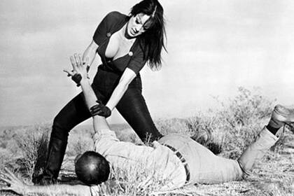 Tura Satana, en una escena de Faster, Pussycat! Kill! Kill!