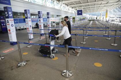 La Argentina perdió conexiones aéreas internacionales y las domésticas están golpeadas.