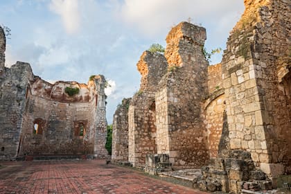 Ruinas del templo hospital de San Nicolás de Bari, construido del año 1503 a 1508, por orden de Nicolás de Ovando