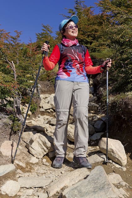 Turista canadiense de origen chino, feliz con el trekking a pesar de las subidas.