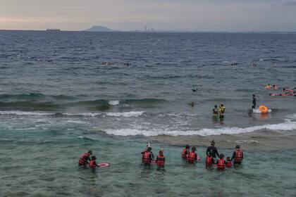 Turistas buceando en Liuqiu, una isla frente a la costa suroccidental de Taiwán, a menos de seis millas de los ejercicios de China el sábado 6 de agosto de 2022