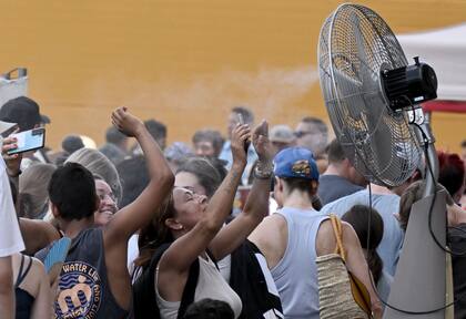 Turistas buscan refrescarse en Roma durante un día agobiante. (Tiziana FABI / AFP)