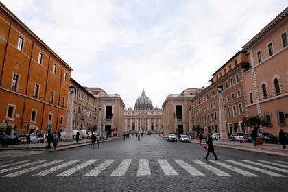 Turistas caminan cerca de la plaza de San Pedro en el Vaticano, el 03 de marzo de 2020.