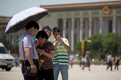 Turistas chinos en la plaza Tiananmen. Como cualquier otro servicio digital, en China servicios como WeChat están monitoreados de forma constante por las autoridades