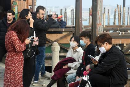 Turistas con barbijos en Venecia