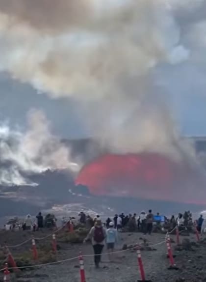 Turistas contemplan los arcos de lava de más de quince metros