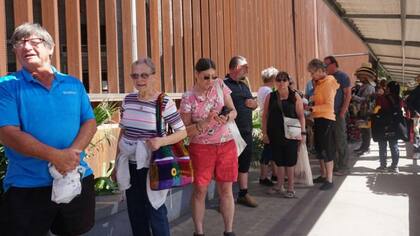 Turistas de EE.UU. esperan para cruzar el muro de vuelta a su país