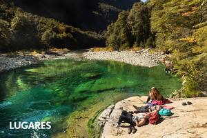 Turistas descansan al borde de un pozón, camino al Cajón del Azul.